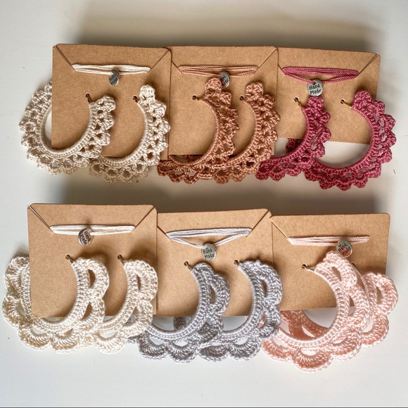 SOLD OUT Crochet Scalloped Edges Earrings - Picture 3 of 3